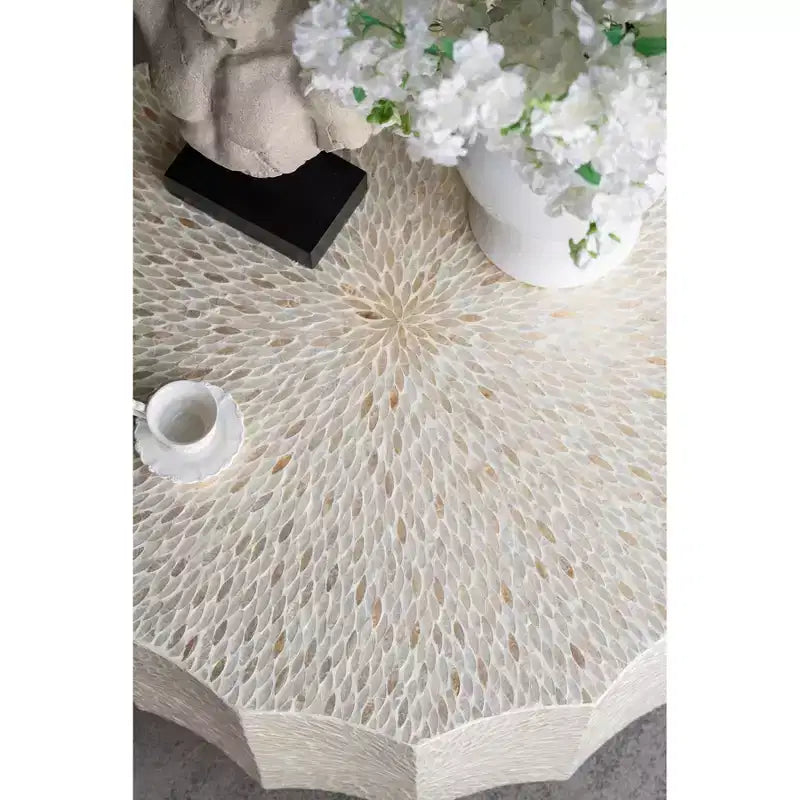 Tavolino geometrico con base in legno e piano in capiz bianco e nero 35,5x35,5x16